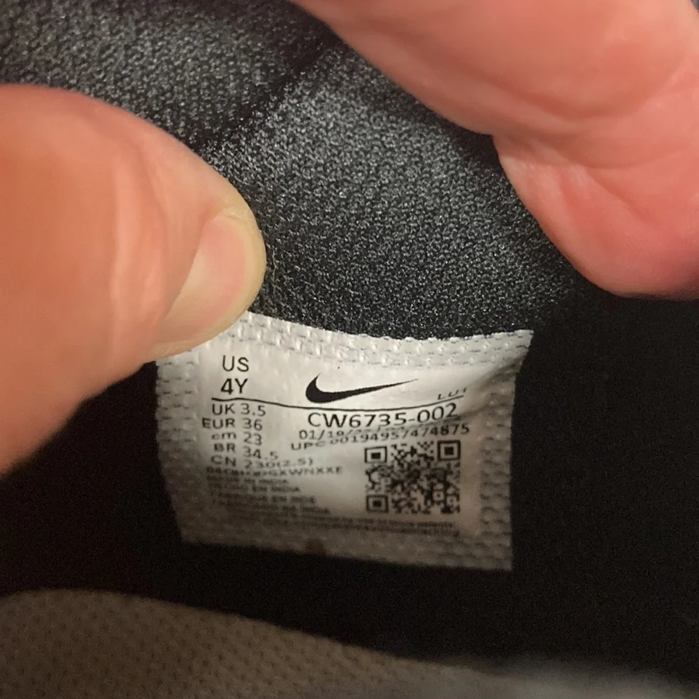 Nike Team Hustle D Youth Size 4y Black/White/Gold Shoes CW6735-002 - Picture 7 of 8